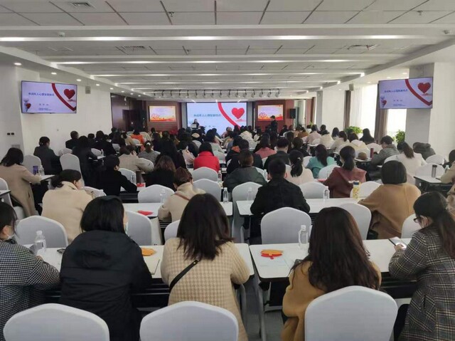 参训人员认真聆听讲座.jpg